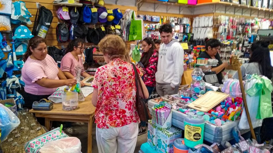 Desde la Asociación de Empleados de Comercio del Azul (AECA) les solicitaron a los dueños de los comercios que la jornada de trabajo de hoy finalice a las 16 horas. FOTO: NACHO CORREA