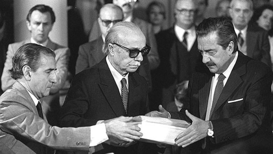 La emblemática foto: en momento en que el presidente de la CONADEP, el escritor Ernesto Sábato, entrega al presidente de la Nación, Raúl Alfonsín, el Informe Nunca Más. ARCHIVO CONADEP