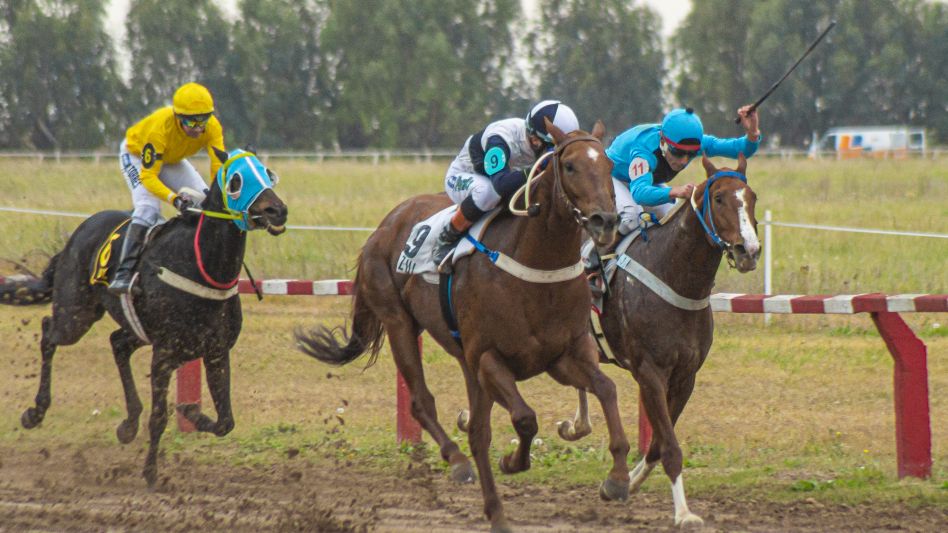 Se renuevan las ilusiones. El hipódromo de Azul se prepara con todo para brindar una jornada importante para los amantes de este deporte. Foto: archivo Nacho Correa.