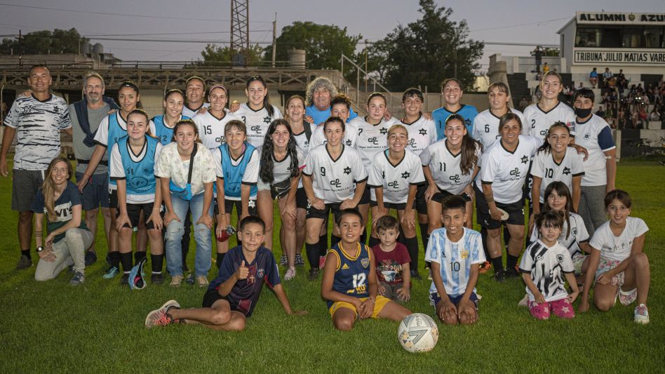 Azul Athletic en su primer partido en el certamen derrotó a su clásico rival Alumni Azuleño por 2 a 1 en un partido correspondiente a la Zona 