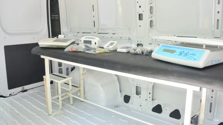 El interior del móvil entrega ayer por el Ministerio de Salud bonaerense para la Región Sanitaria IX, con todo el equipamiento necesario para la intervención territorial planificada.