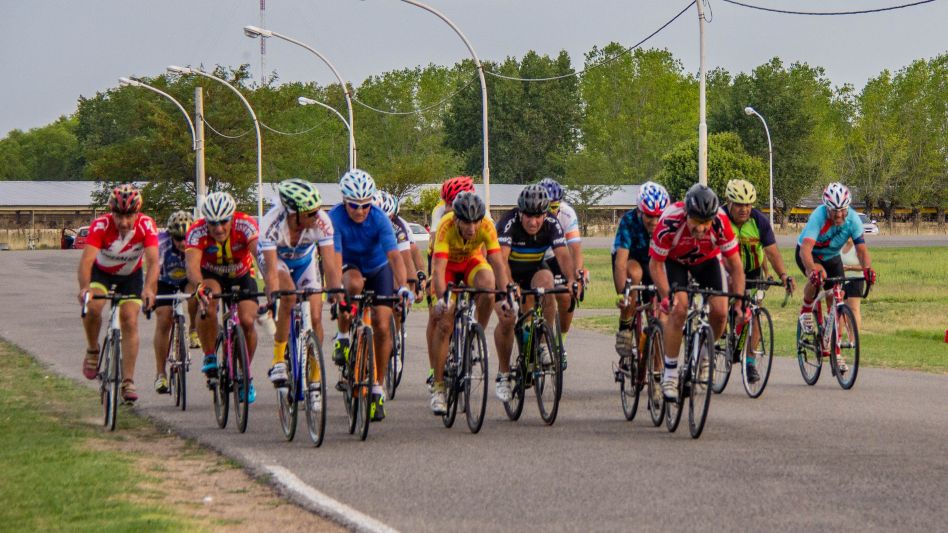 Esta tarde se realizará, desde las 18 horas, el tercer festival nocturno en el óvalo municipal con la organización del Club Ciclista Azuleño. Foto: archivo Nacho Correa.