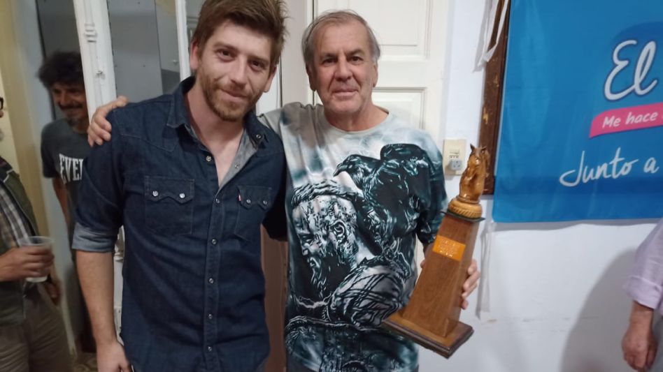 Ignacio Godoy padre del trofeo, posa junto al campeón quien tiene en su mano el Challenger. 