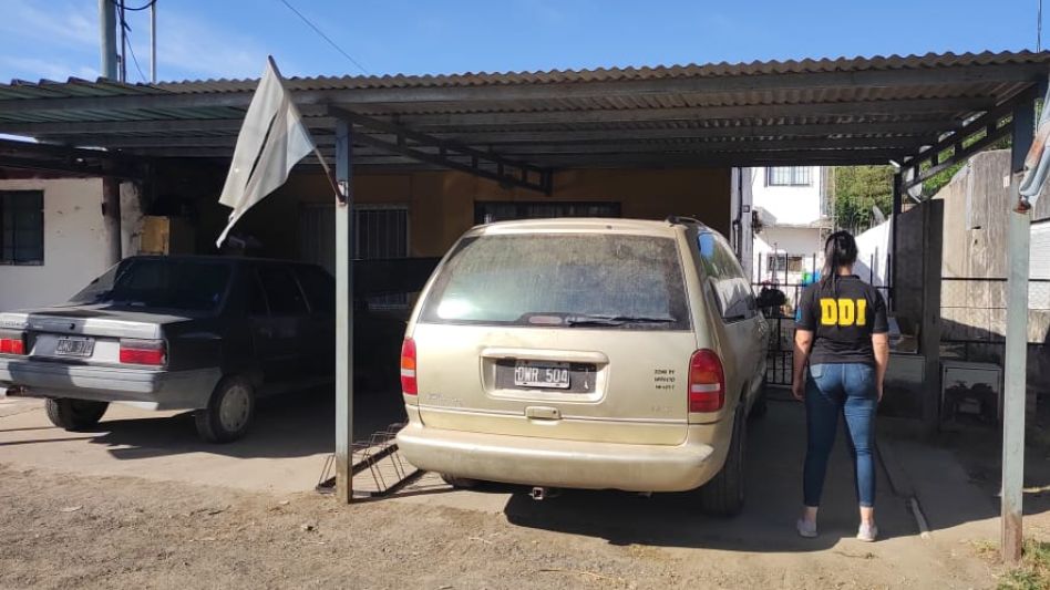 El allanamiento llevado a cabo ayer en una casa situada en la ciudad de Ramallo por un caso de grooming que en Azul tuvo como víctima, meses atrás, a un nene. FOTOS: DDI AZUL/PBA