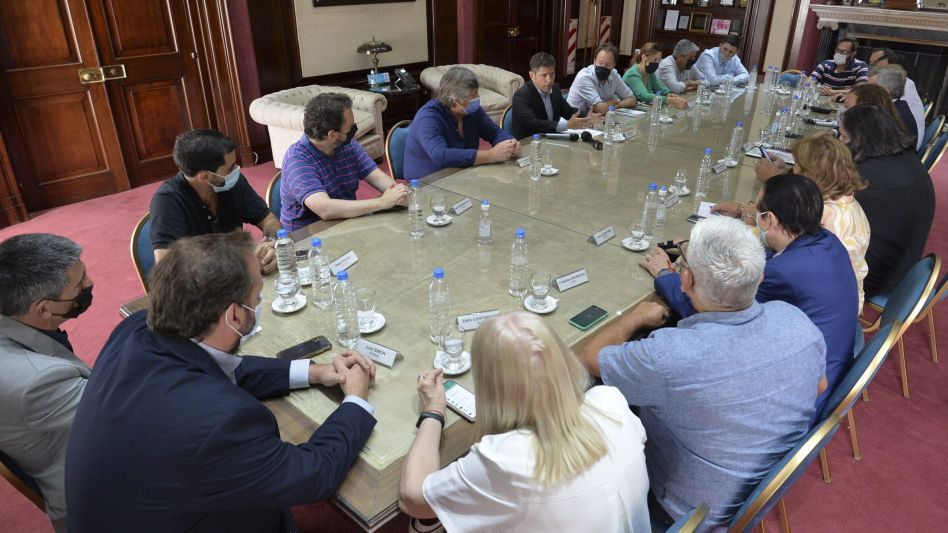 Kicillof cerró las negociaciones con docentes y estatales