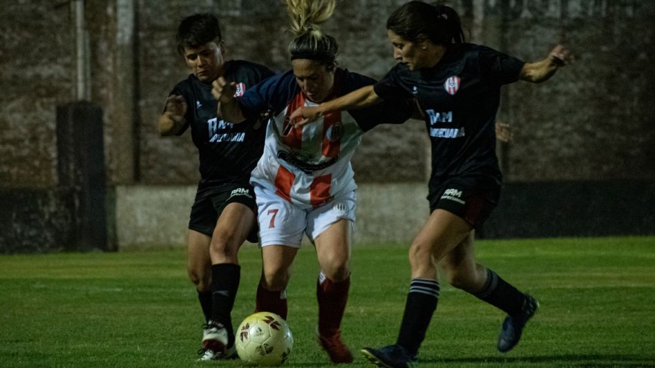 Las chicas de Estrellas debutaron con una victoria ante Porteño de Cacharí por 6 a 0. Foto: Nicolás Murcia.