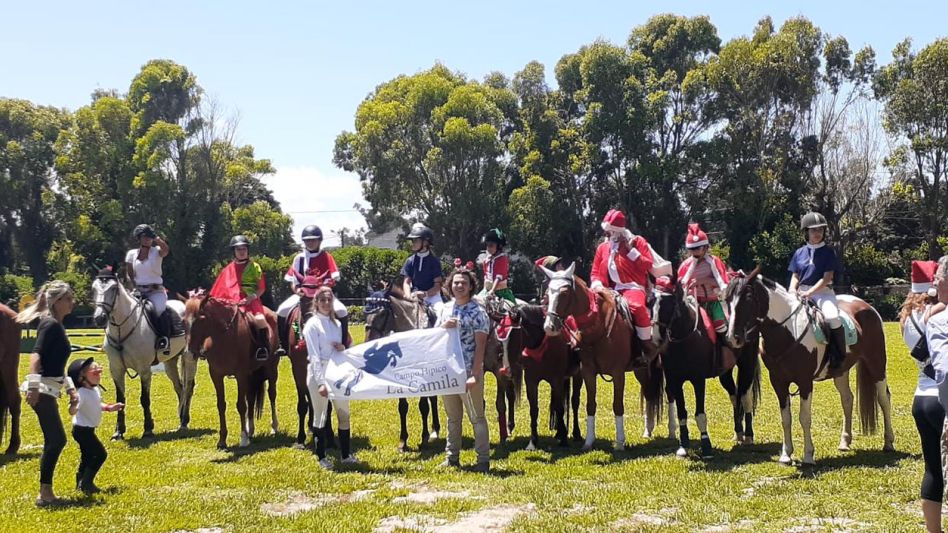 Todos los integrantes del Campo Hípico ?La Camila?, con sus adornos navideños, en el certamen que se realizó en la ciudad de Mar del Plata.