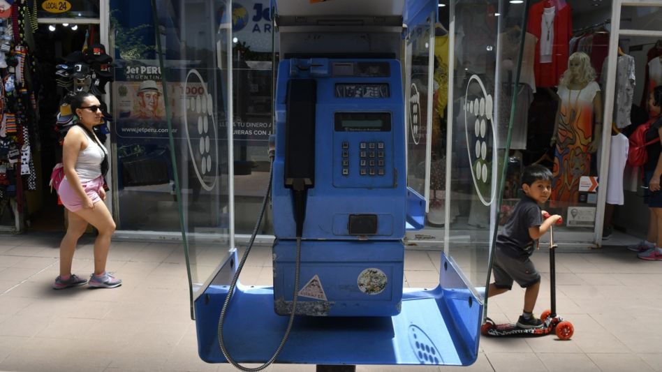 Teléfonos públicos: ya casi no se usan pero son atracción turística y se venden en la web