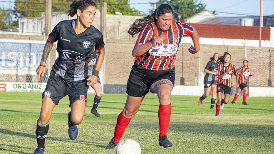 Alumni le ganó a Chacarita por 11 a 0 en el segundo encuentro de ambos en el Torneo Nocturno de Fútbol Femenino que se está desarrollando en el Emilio S. Puente. Foto: Nacho Correa.
