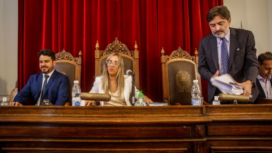 A punto de cumplir 55 años de edad, desde que se recibió de abogada en La Plata desarrolló toda su carrera en el fuero penal del Poder Judicial de Dolores. 