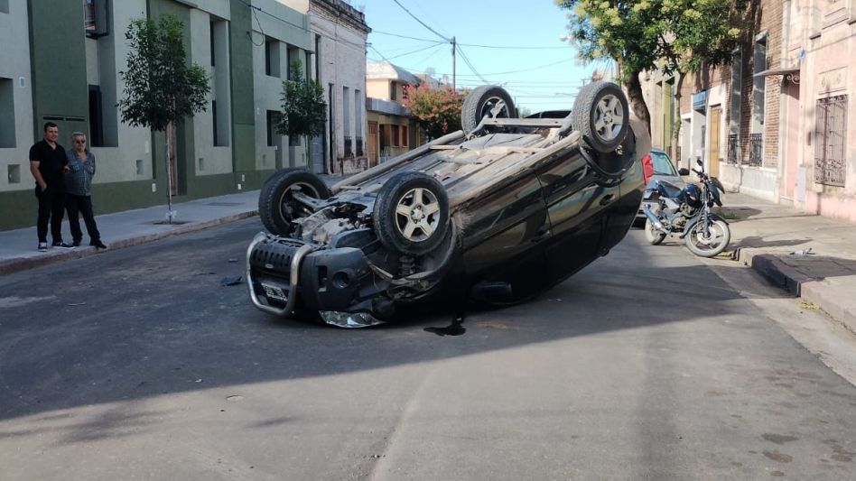Volcó una camioneta luego de chocar a dos autos
