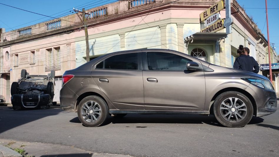 Volcó una camioneta luego de chocar a dos autos