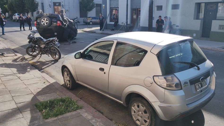 Volcó una camioneta luego de chocar a dos autos
