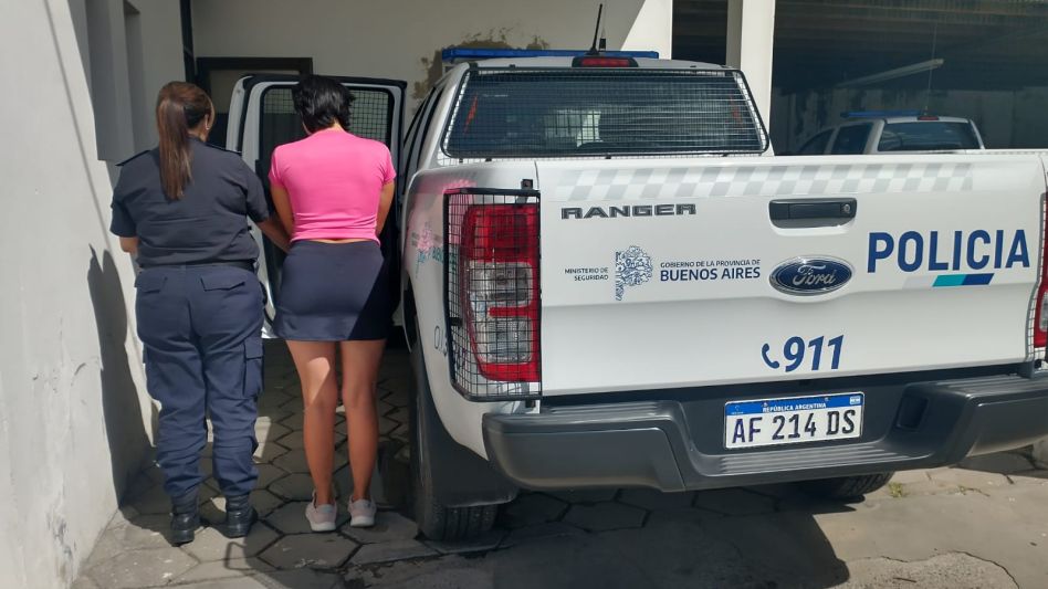 Homicidio agravado por el vínculo en grado de tentativa es el delito que le imputan a la joven que ayer acuchilló a su pareja.  EPDS AZUL/PBA