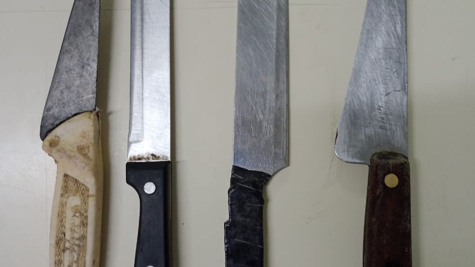 Las armas blancas que policías recogieron por estos incidentes.  CPA/PBA