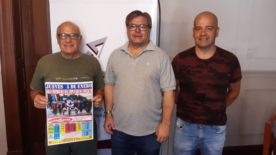 En la sede de AECA, Sergio Vázquez, presidente del Club Ciclista Azuleño, acompañado por Osvaldo Bageneta, también representante de dicha entidad; y, por el sindicato, Jorge Ferrarello, quien ocupa el