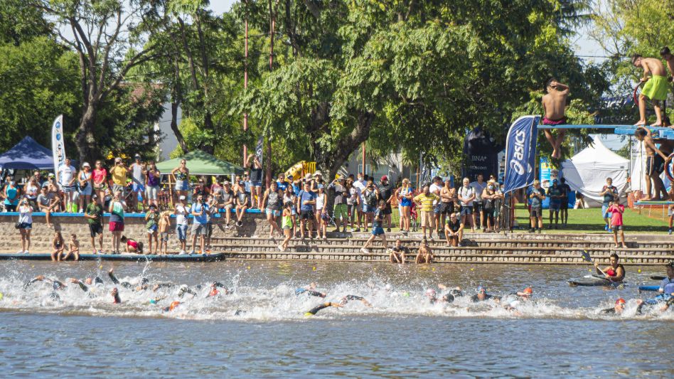 El tramo de natación se realiza en las aguas del Balneario Municipal de Azul. Foto: archivo - Nacho Correa.