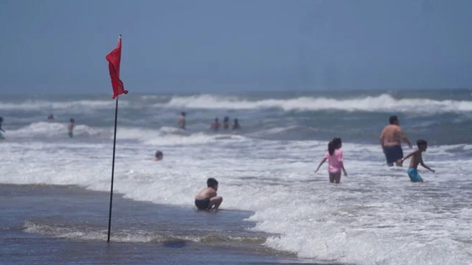 Pinamar: un turista está grave tras ser golpeado por una ola
