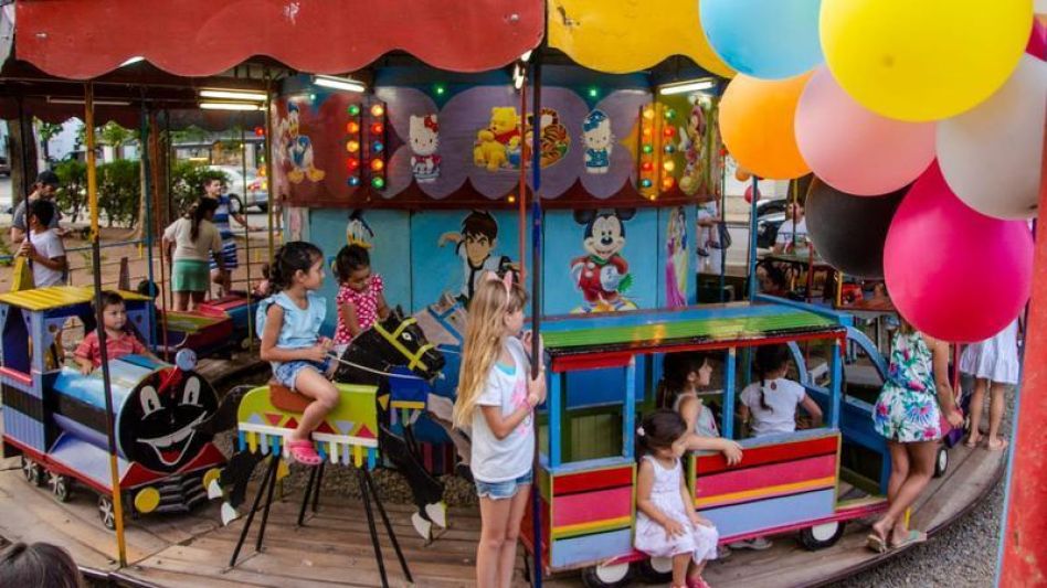 La calesita de Plaza Alsina tiene como fin último generar a los niños una inconmensurable sonrisa se indicó en una resolución del Concejo Deliberante.  NACHO CORREA