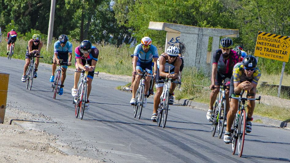 Con impresionante marco, el pasado sábado se realizó la 36° edición del Triatlón de Azul en el Balneario Municipal. Foto: Nacho Correa.