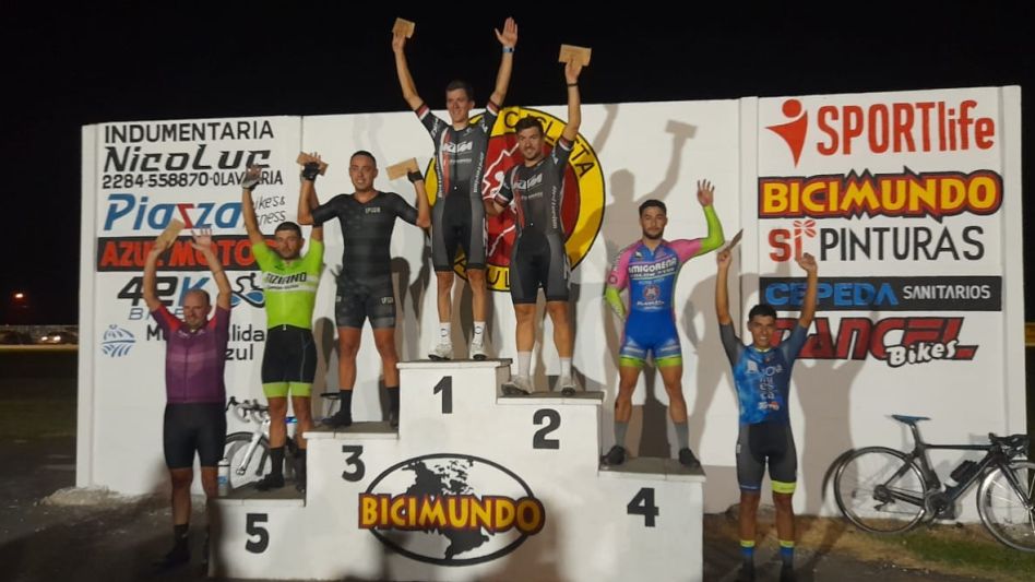 Sergio Fredes en lo más alto del podio. El pedalista de Ranchos ganó la categoría Elite en el Gran Premio Día del Empleados de Comercio. Foto: CLUB CICLISTA AZULEÑO.
