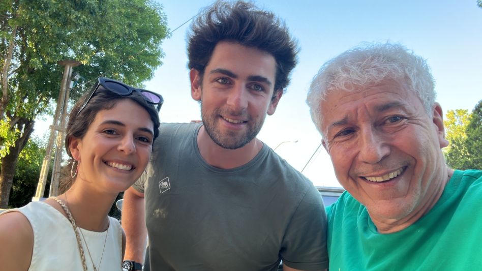 Luis Kletnicki junto a los jóvenes franceses Capucine y Antoine, durante su estadía en Azul.