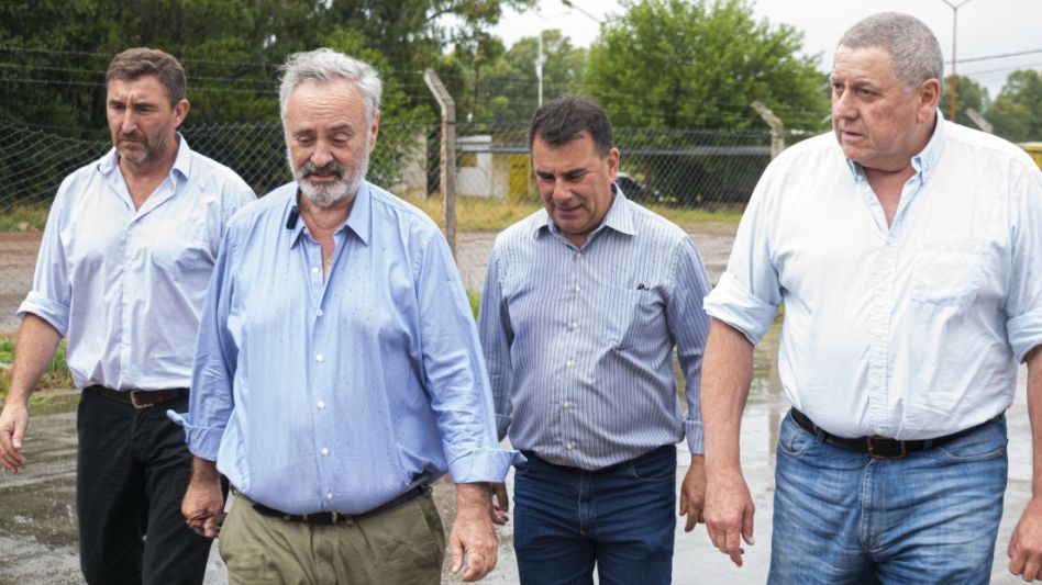 Marcos Turón, Joaquín De la Torre, Hernán Bertellys y Gustavo Del Curto ayer cuando iniciaban la recorrida por la planta molinera local. FOTO: NICO MURCIA