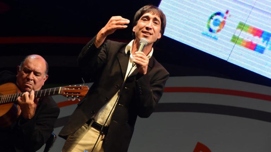 Cristian Loustau durante su presentación en el certamen de nuevos valores de Cosquín.  PRENSA MUNICIPAL