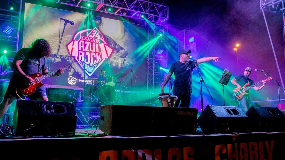 La banda Marrajo anoche haciendo lo suyo sobre el escenario. Hoy a las 22 horas se espera la presentación en el Azul Rock de El Soldado.    PRENSA MUNICIPAL