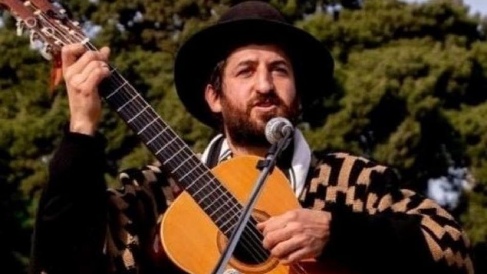 Matías Sasale Scalcini, poeta, cantor e improvisador azuleño.