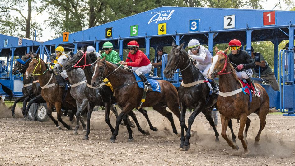A partir de las 15.15 horas se desarrollará, con la organización del Jockey Club Azul, la primera reunión del año en el circo hípico local.  Foto: archivo Nacho Correa.