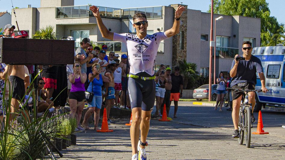 Dhetere fue el ganador del Triatlón de Azul. Tuvieron que pasar más de 30 años para que un azuleño vuelva a ocupar el escalón más alto del podio. Foto: Nacho Correa.