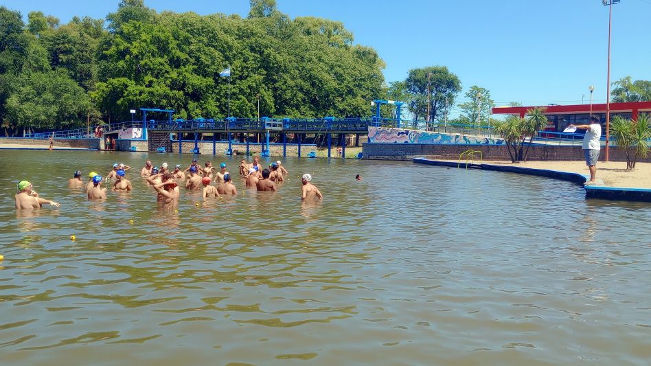 Niños y adultos tuvieron su desafío en el agua del Balneario Municipal. Los resultados principales se detallan a continuación. Foto: Prensa Municipal.