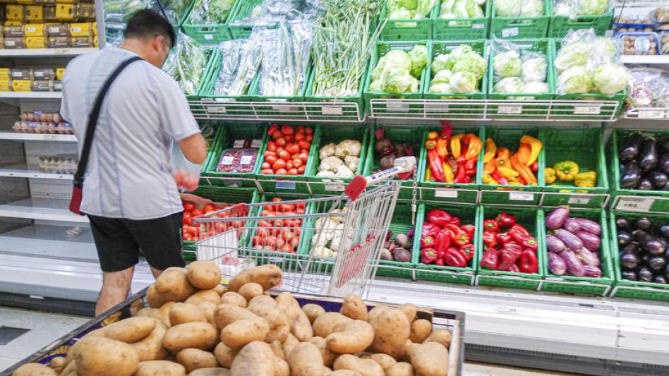 En 15 años, los alimentos y las bebidas que más se consumen en los hogares argentinos aumentaron, en promedio, un increíble 12.204 por ciento. NACHO CORREA