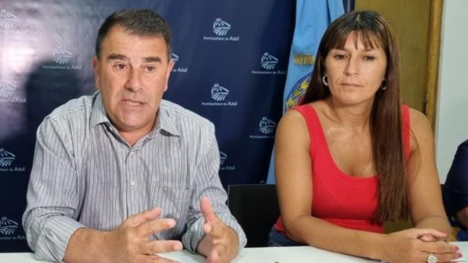 El intendente Hernán Bertellys junto a la directora de Gestión y Comisiones Vecinales, Nerina Martín, ayer, durante la presentación del programa.  PRENSA MUNICIPAL