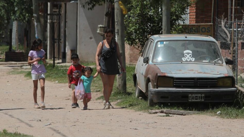 Las canastas de pobreza e indigencia subieron más que la inflación en 2022