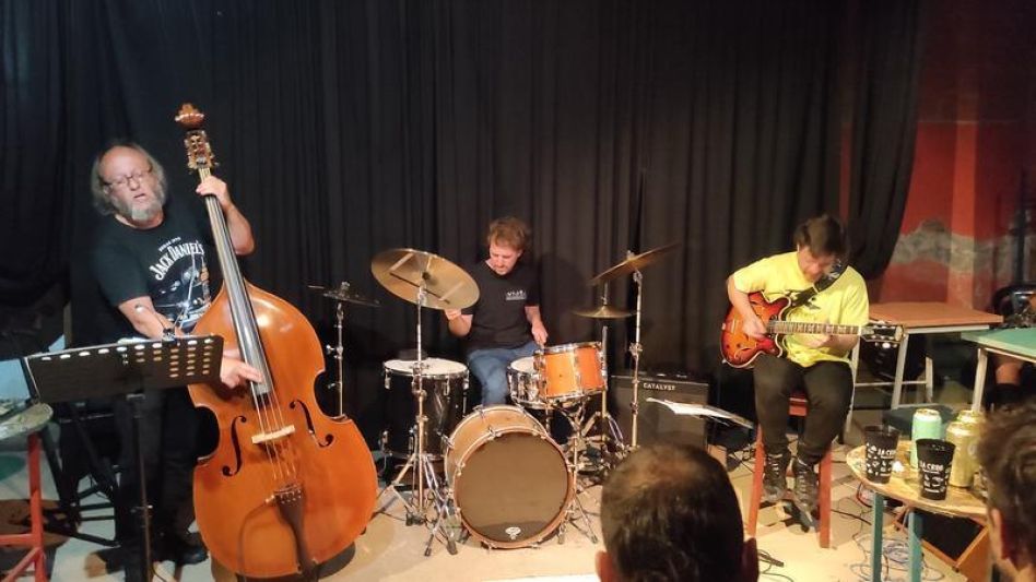 El pasado jueves estuvo en La Criba en un formato íntimo, Quique Ferrari, Colo Maddio y Pablo Passini.  FOTO LAURA MÉNDEZ 