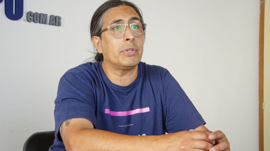 El consejero escolar Juan Ramírez brindó detalles ayer acerca del programa Escuelas Abiertas en Verano. NACHO CORREA