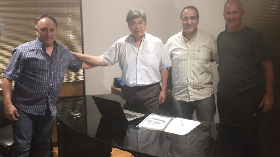 Dirigentes olavarrienses pasaron por la AFA. Foto: gentileza Facebook Liga de Olavarría.