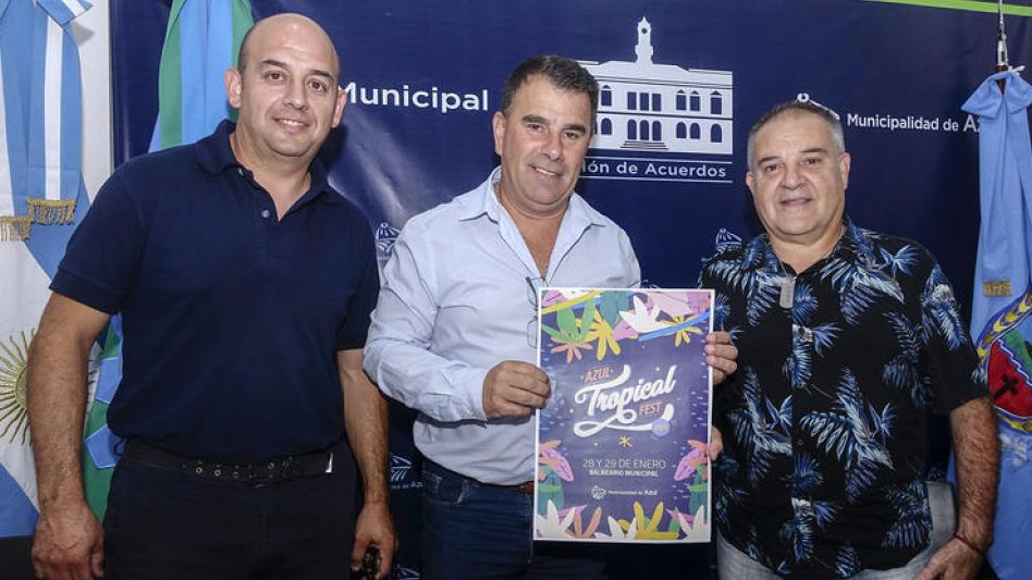 El intendente municipal Hernán Bertellys junto a Lucas Rosa (izq.) y Diego Fiscella (der.), en el momento de anunciar la realización del festival. PRENSA MUNICIPAL