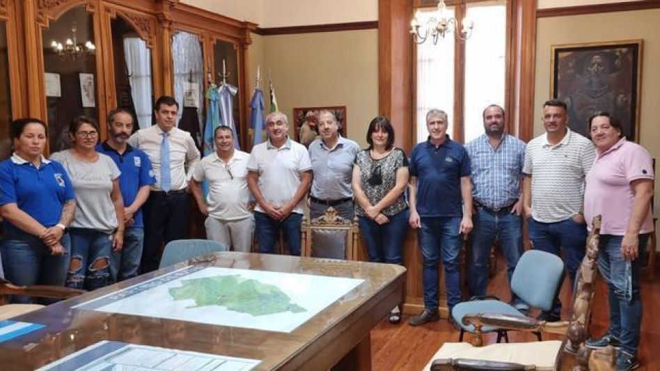 La reunión en el municipio en la que se abordó la problemática del ausentismo en la planta frigorífica.  PRENSA MUNICIPAL