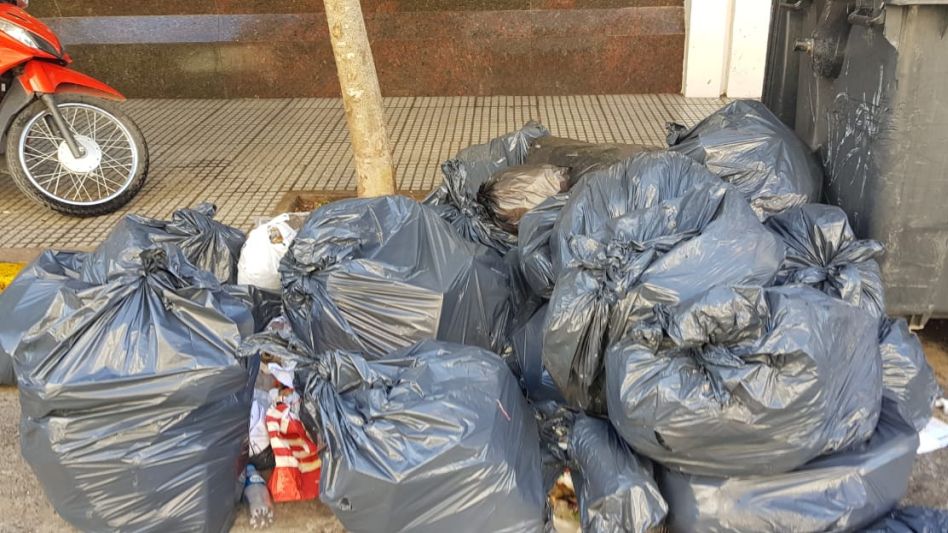 Reclamo por acumulación de residuos en pleno centro