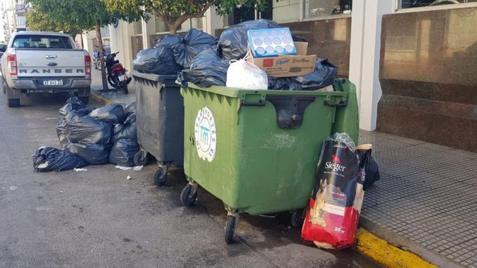 Vecinos de la zona de calle Burgos entre San Martín y Bolívar reclaman soluciones a la problemática generada con la basura en ese sector de la ciudad. 