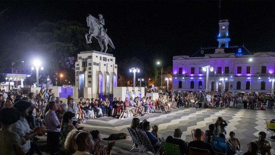  El folclore se adueñó de la Plaza San Martín