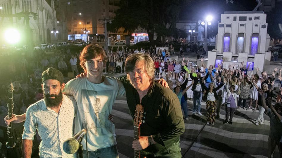  El folclore se adueñó de la Plaza San Martín
