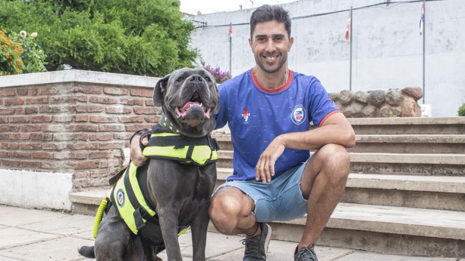 Truman, el perro rescatista, junto a Juan Duport, director de la Escuela de Guardavidas de esta ciudad. FOTOS NICOLÁS MURCIA   
