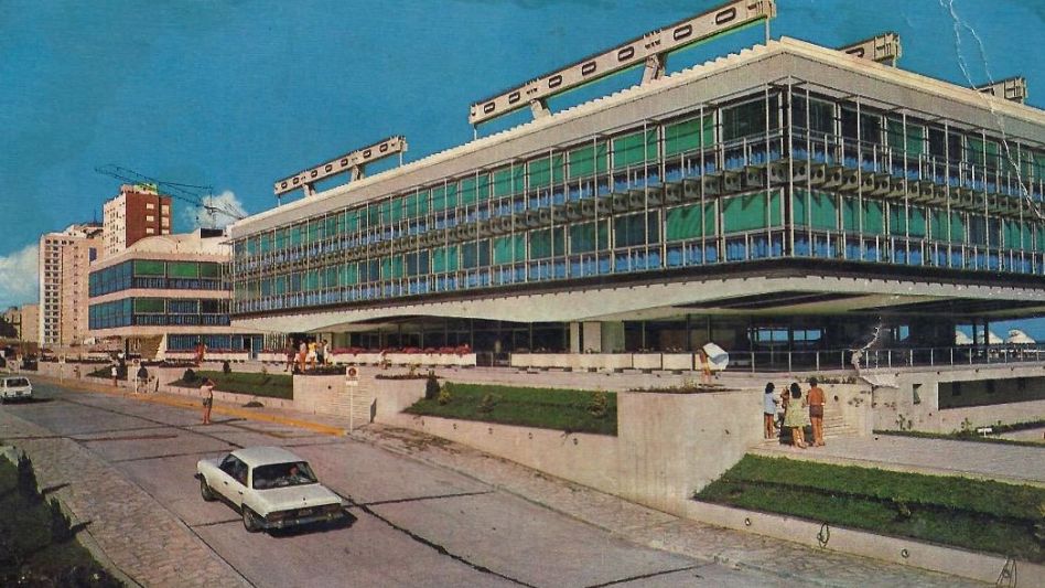 Cumple medio siglo el Casino de Necochea, "un ovni posado frente a la playa"