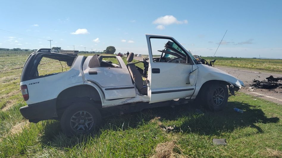 La violenta colisión derivó en la muerte del conductor de la camioneta, que tenía 20 años. FOTOS: CPR AZUL/PBA