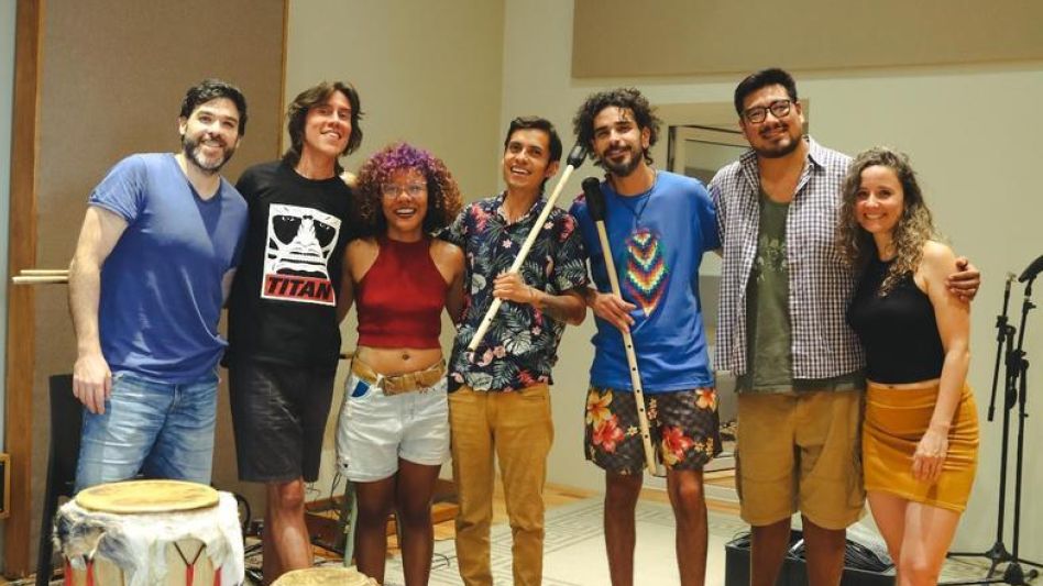 Son Fandango es una agrupación que interpreta músicas folclóricas del Caribe colombiano, vinculadas a la tradición triétnica afro - indo - mestiza. Estarán este viernes en La Criba. 