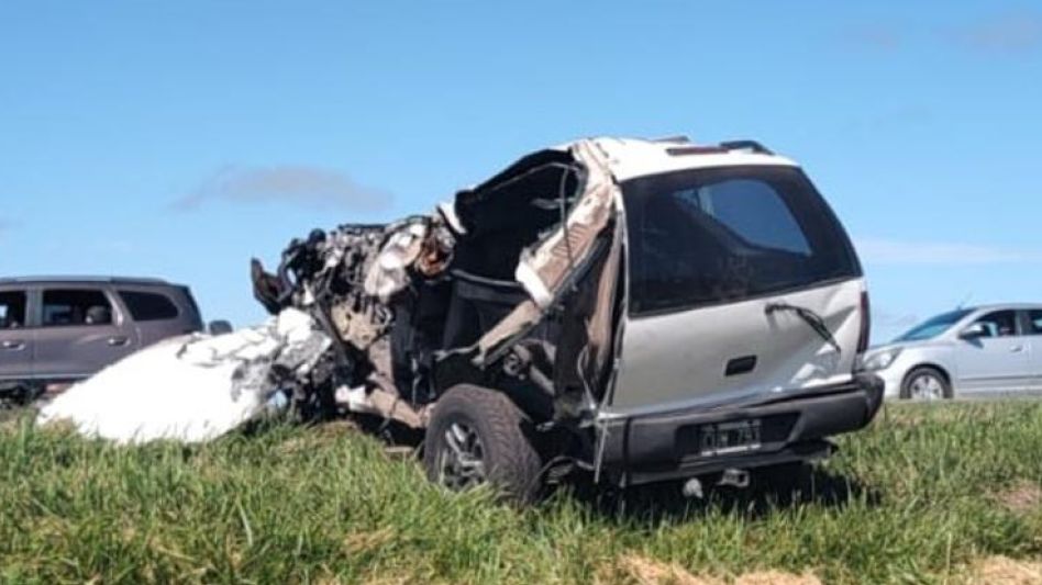 Los estados en que quedaron la camioneta y el camión implicados en este choque. La gravedad de las lesiones sufridas por el conductor del rodado menor derivó en su inmediato deceso. 